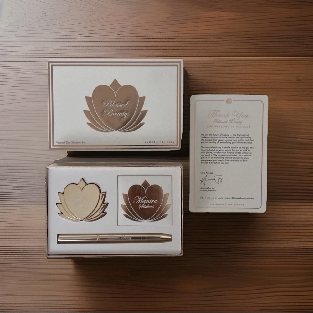 4 Eye Shadow shades In Gift Box set Magnetized Stackable - Brush included - Picture 1 of 3